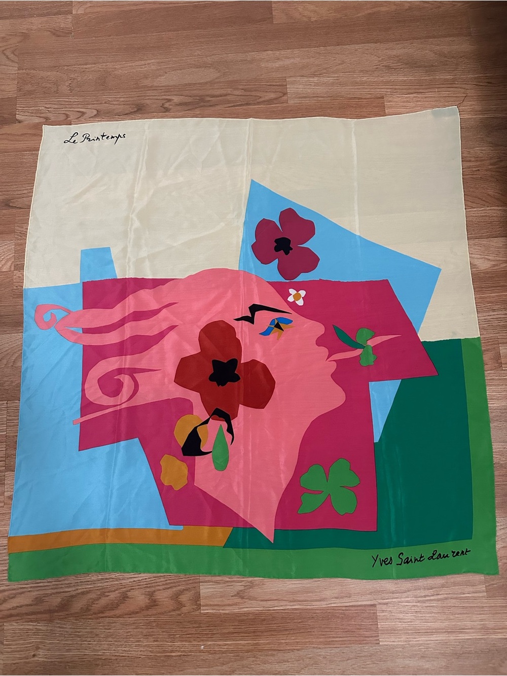 - Yves Saint Lauren YSL - SILK SQUARE - LE PRINTEMPS